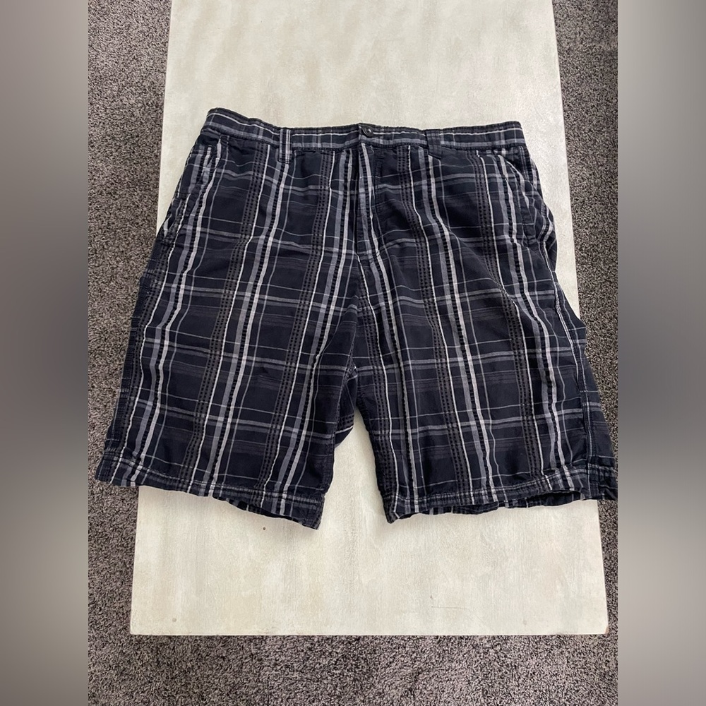 Men’s APT 9 Black Grey Plaid Shorts Size 36